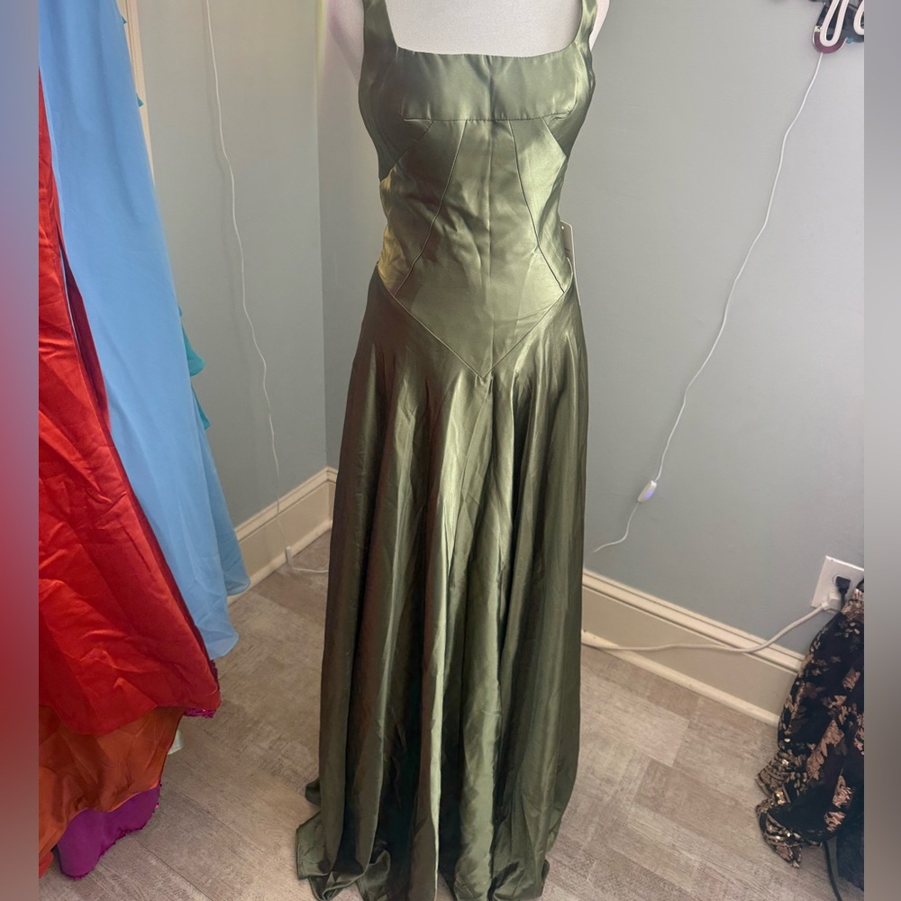 Elegant Satin Evening Dress - Picture 2 of 4
